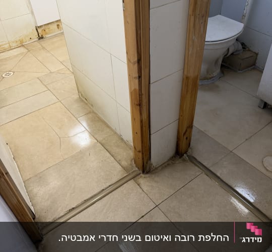 רצפה רטובה עם אריחים וחדר שירותים